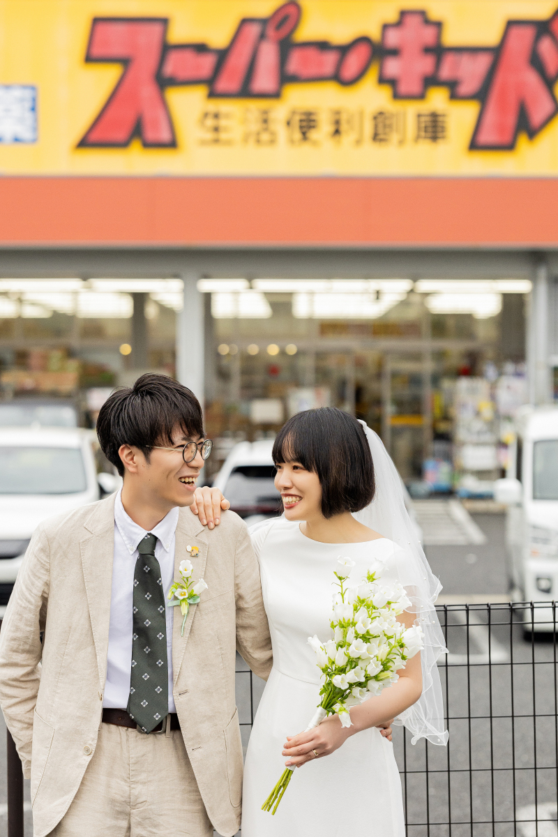 スーパーの前でも....