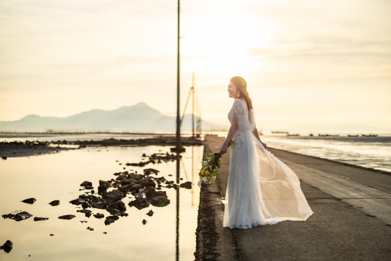 夕日に照らされ