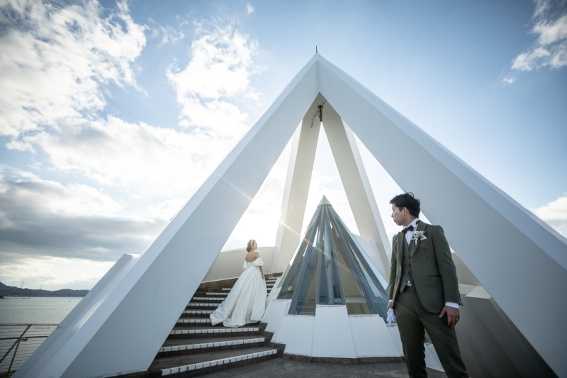 海辺にそびえ立つ巨大な巻き貝