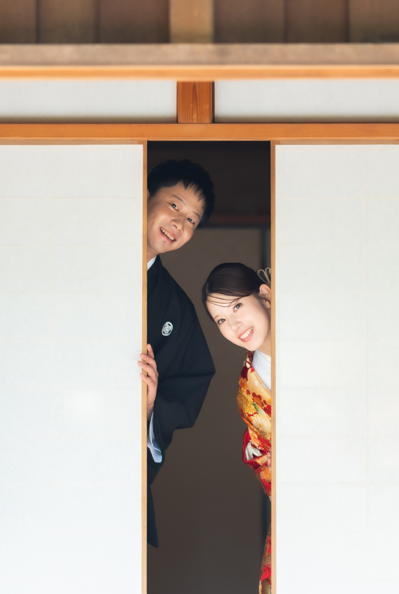 襖から覗く笑顔