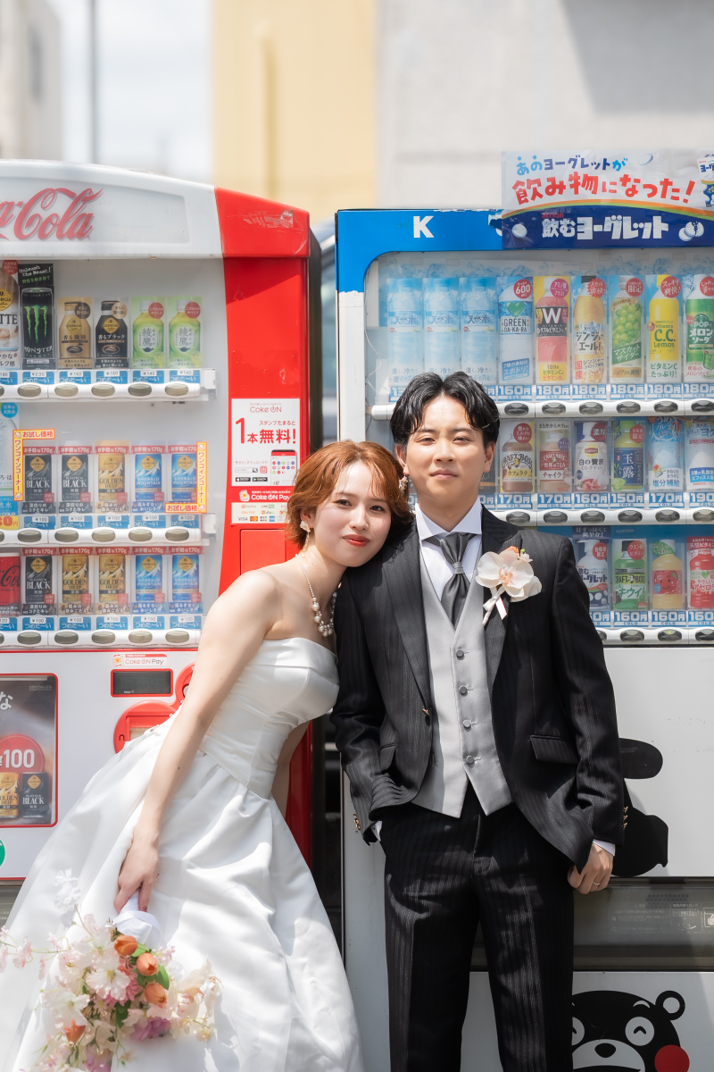 自動販売機の前で