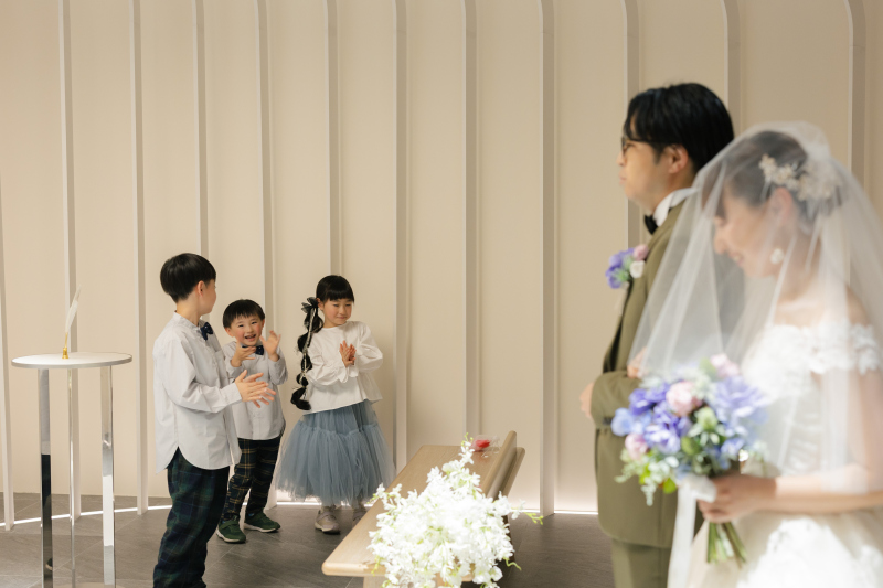 子供たちの祝福に囲まれて