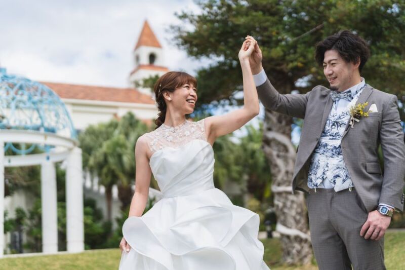 手を取り合って