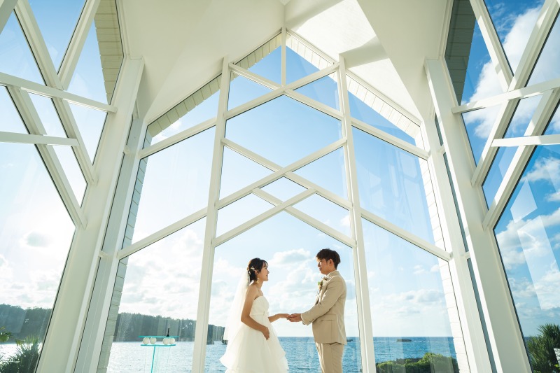 手を取り合って