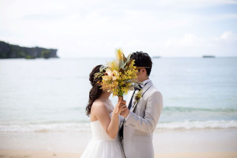 ブーケで顔をかくして