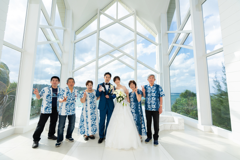 挙式の後はご家族で"パシャリ"