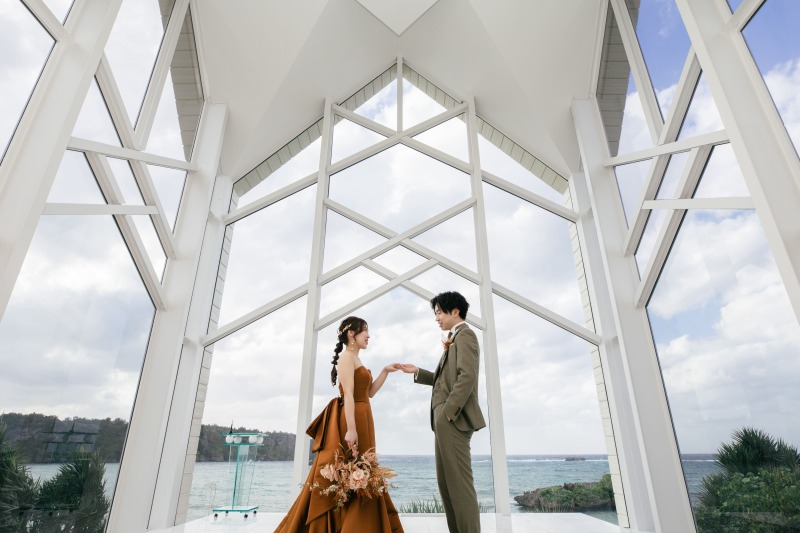 手を取り合って