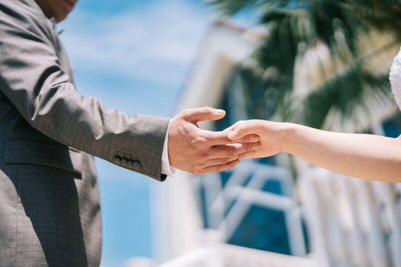 手をとりあって