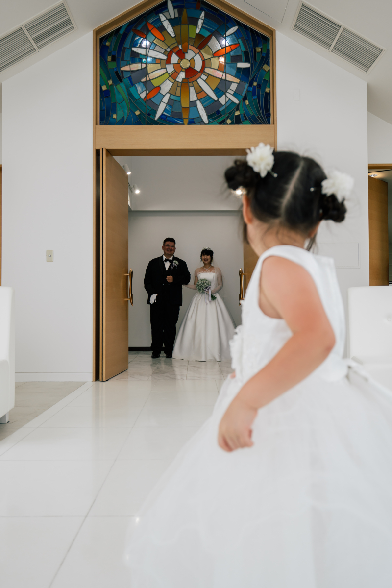 扉からおふたりの登場