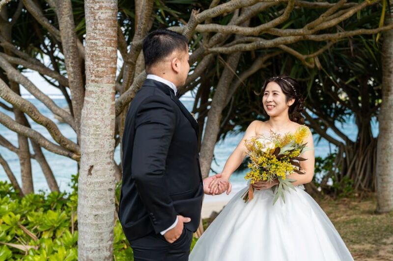 手を取り合って