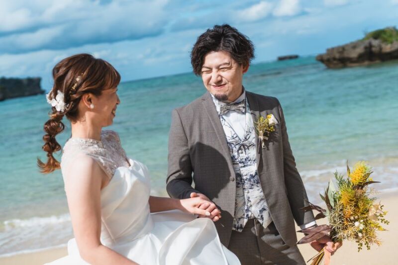 眩しそうに、でも照れくさそうに