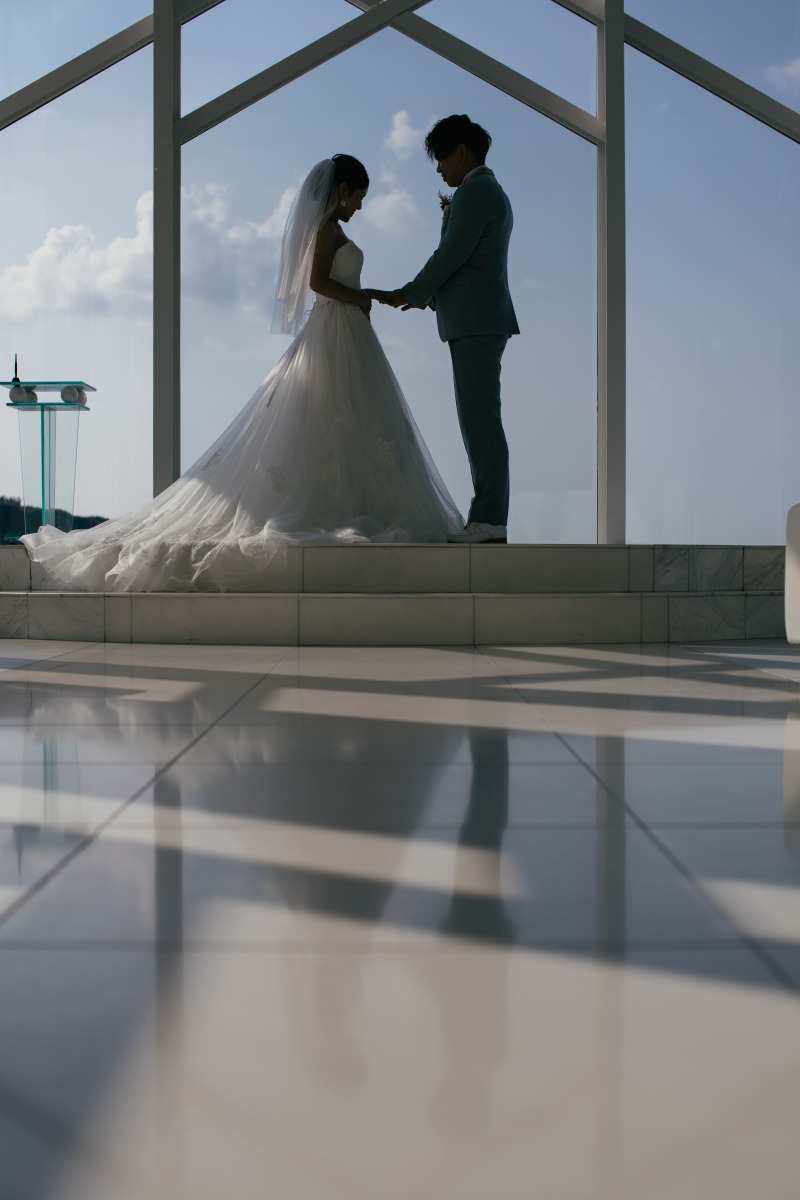 手を取り合って