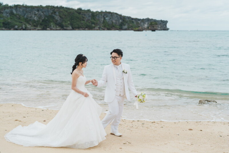 手をつないで、海辺のお散歩