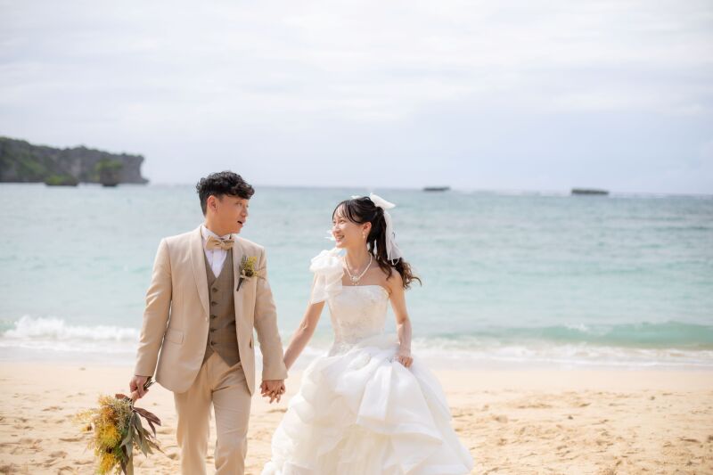 仲良く手を繋いで