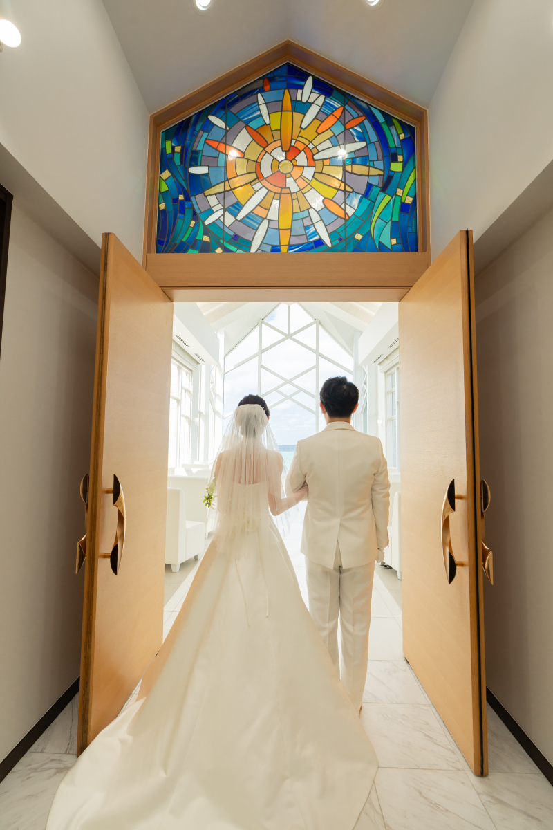 チャペルの扉を開いて撮影スタート!