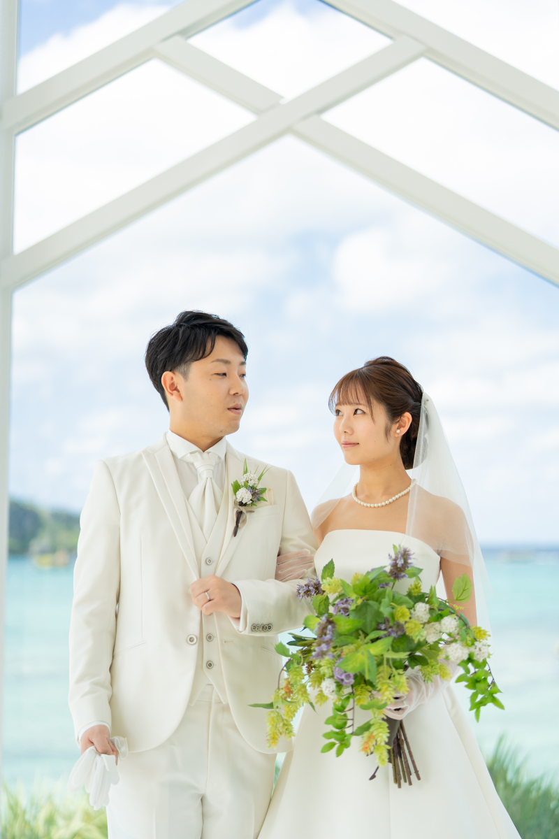 海をバックにフォーマルショット