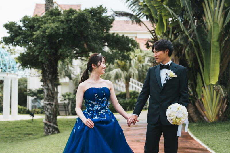 アンティーク写真館撮影 白いドレスの花嫁 フォトグラフィ ブルー背景 バインダー 胸元花モチーフエンパイア | デコルテフォトグラフィー | 前撮り