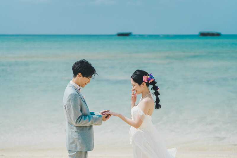 沖縄の美しいビーチでリゾート感あふれる写真を残す