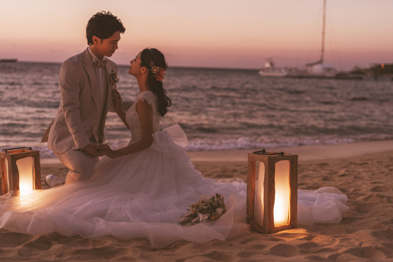 非日常の景色を素敵に活かした、サンセットの光が揺れるロマンティックな一枚です。
ラグーン大聖堂では、デイビーチでなく夕日が沈むビーチでサンセットビーチの撮影も可能。
特別なひとときをお過ごしください。