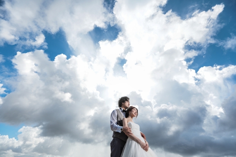 きっと、晴れていく。陰影を生かしたアーティスティックな写真を得意とするカメラマン。構図・光・景色とおふたりの表情を味方につけ、1枚の作品を仕上げるような作風が魅力。天性の才能あふれる美しい一枚