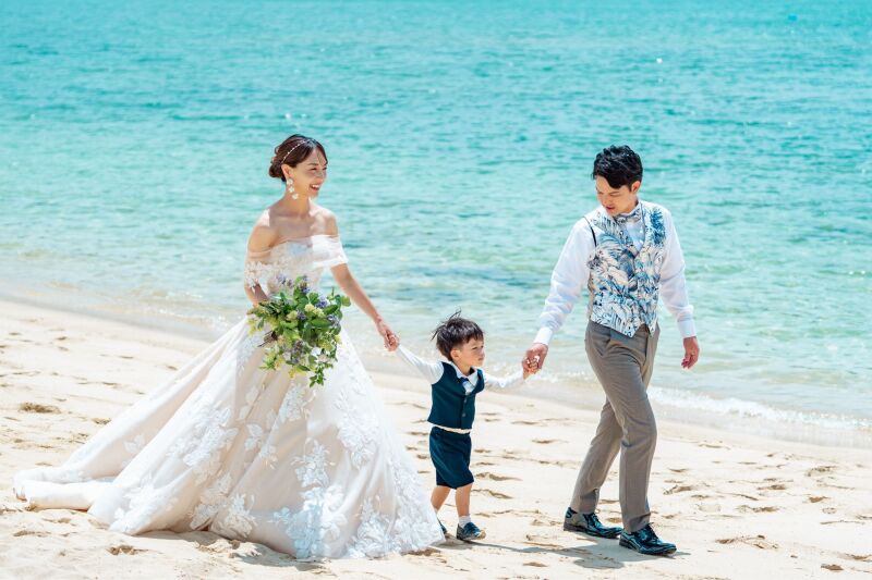 【ファミリーフォトプラン】ベビーシッター込み&飾れるフォトボード後日納品♡|ビーチ100カット|全データ納品&色調|雨天保証込み