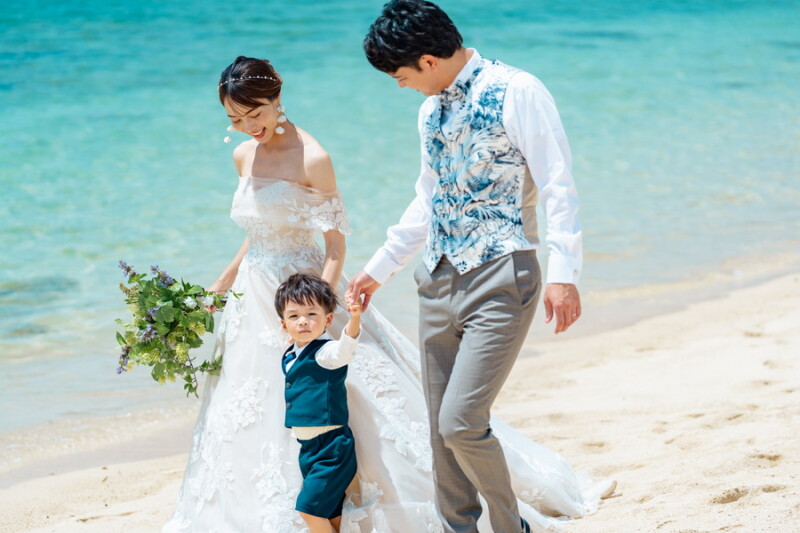 【ファミリーフォト】≪3月成約・3～7月撮影≫シッター込【ビーチ100カット+アクリルボード】￥153,400&rarr;￥107,250