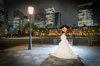 The oneday photo wedding_夜の東京駅周辺ロケ(和田倉門や明治安田生命前で夜景撮影)