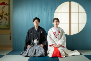 琉球畳の上での和装の正座ショット。凛とした佇まいと和の美しさが際立ち、落ち着きのある上品な一枚に仕上がります。姿勢や所作を丁寧に整えながら、柔らかな光と構図でお二人らしさを引き出します。
