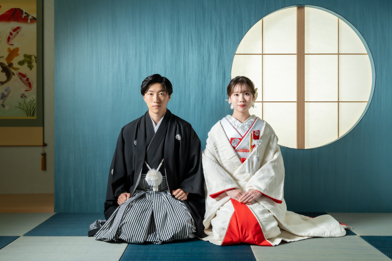 琉球畳の上での和装の正座ショット。凛とした佇まいと和の美しさが際立ち、落ち着きのある上品な一枚に仕上がります。姿勢や所作を丁寧に整えながら、柔らかな光と構図でお二人らしさを引き出します。
