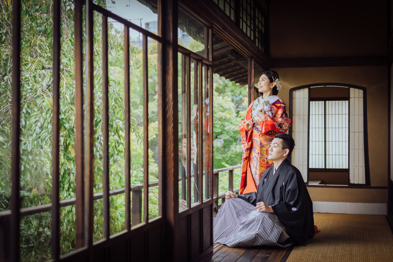 邸宅や洋館での撮影はお任せください。建物が持つ重厚感や美しさを活かしながら、魅力いっぱい引き出した一枚をお撮りします。和装・洋装どちらでも雰囲気を変えながら、バリエーション豊かな構図で撮影します。
