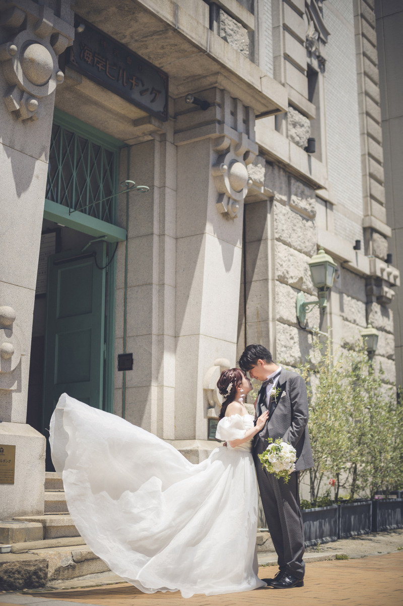 歴史的建造物をバックに