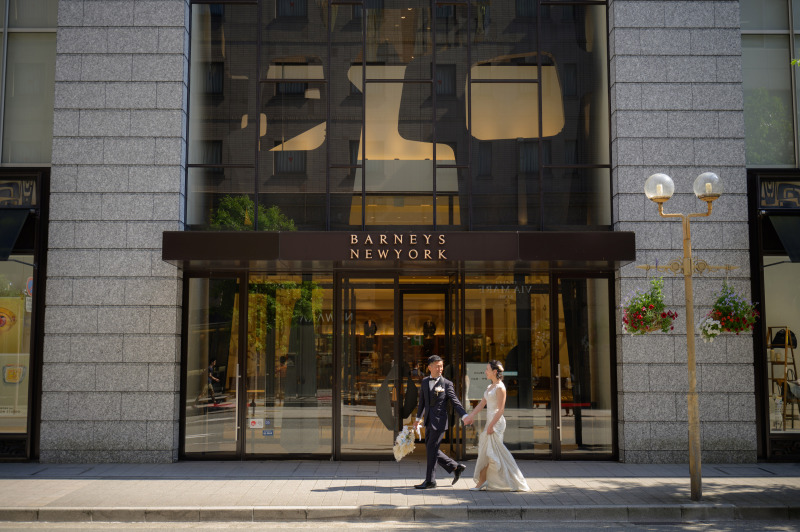 絵になる建築を背景に