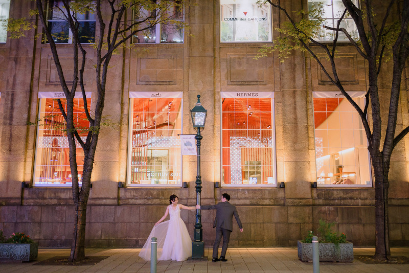 オシャレな建物をバックに