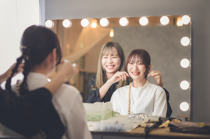 ご友人様のヘアメイクでお支度開始♪