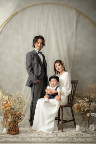 家族で記念写真。お子様のクシャッと笑顔がたまらない。泣いちゃっても大丈夫。十分可愛いです。