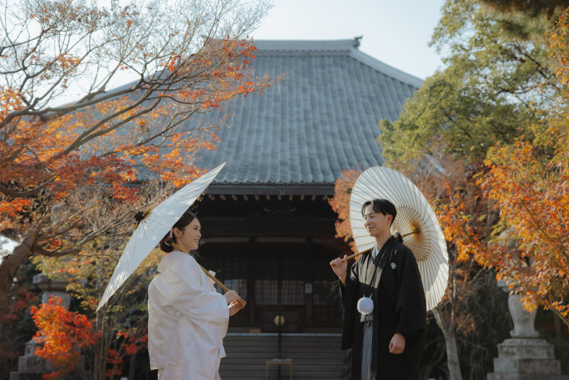 秋のお寺で和装姿のお二人
