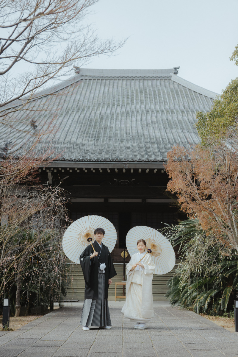 本堂を背景に