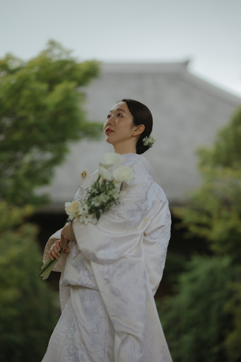 本堂を背景に
