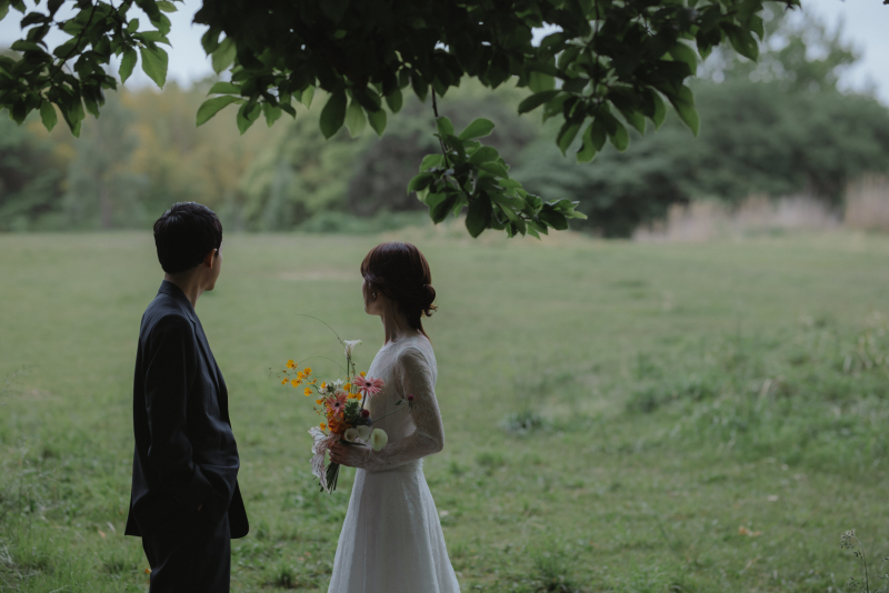 木陰で向き合って