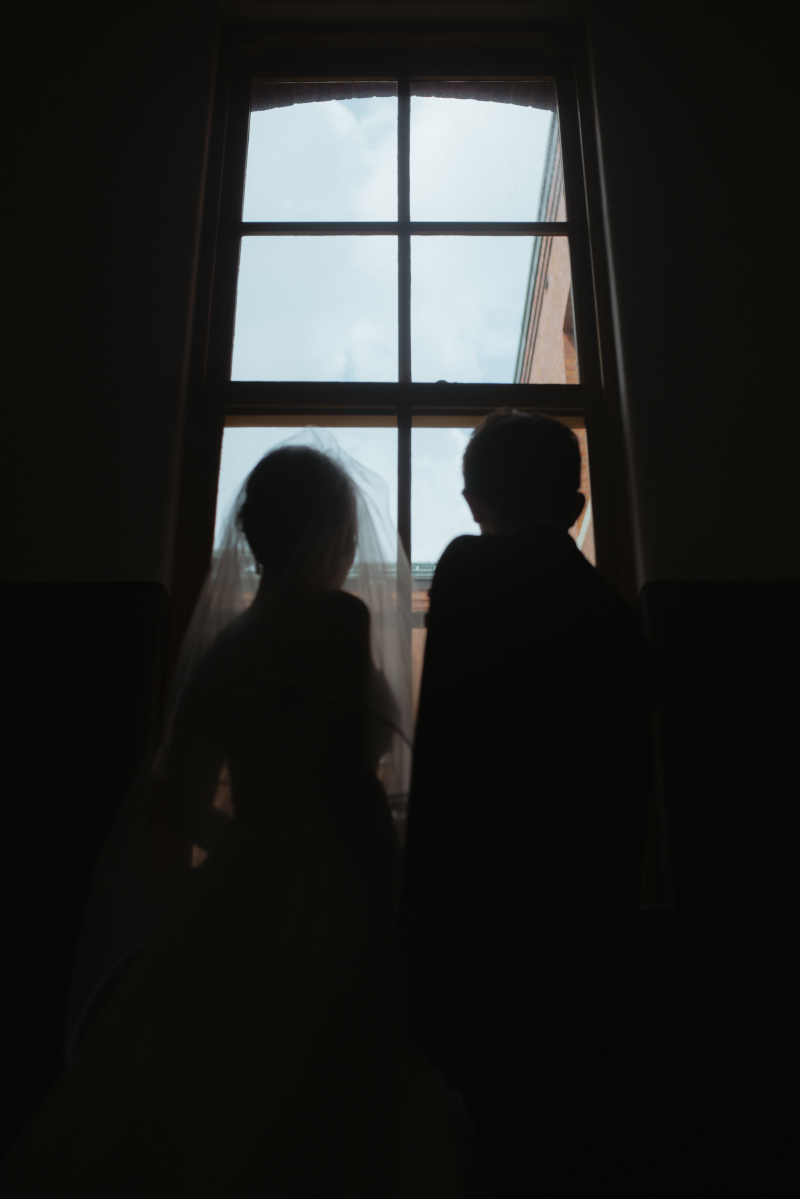 会場の窓を使って