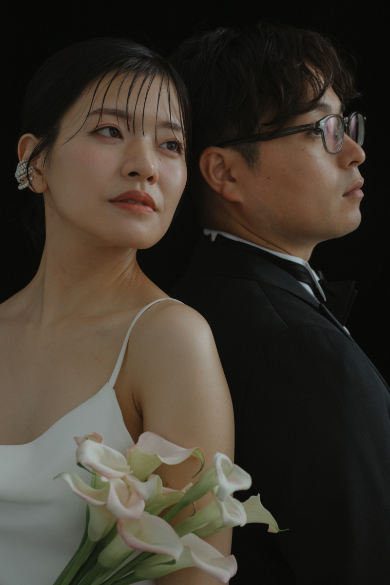 背中合わせで