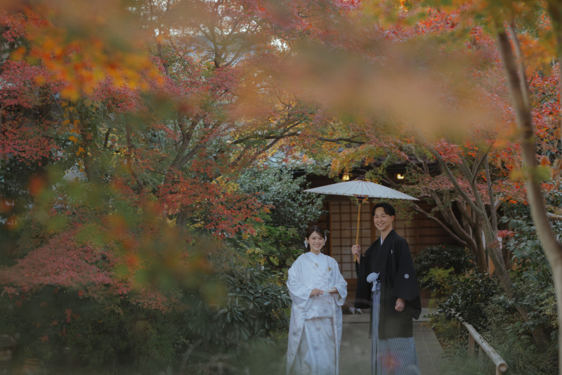 紅葉の中にお二人と