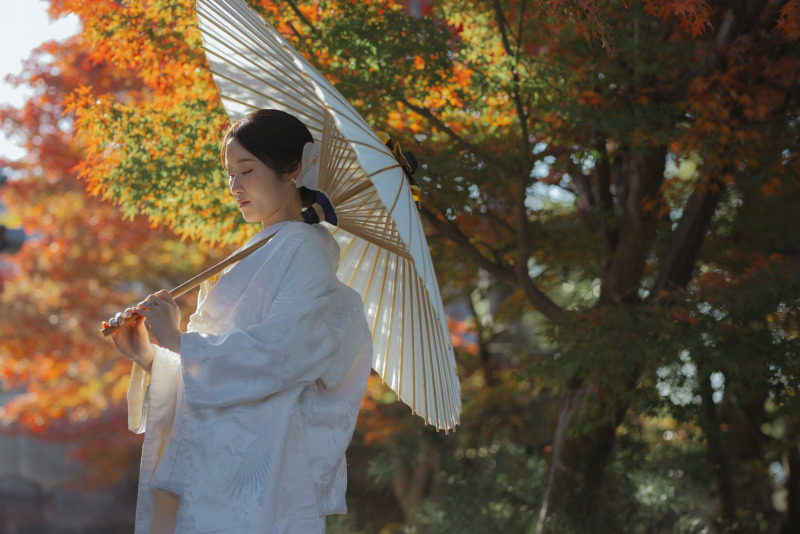 白無垢と白い番傘の相性がとても良い