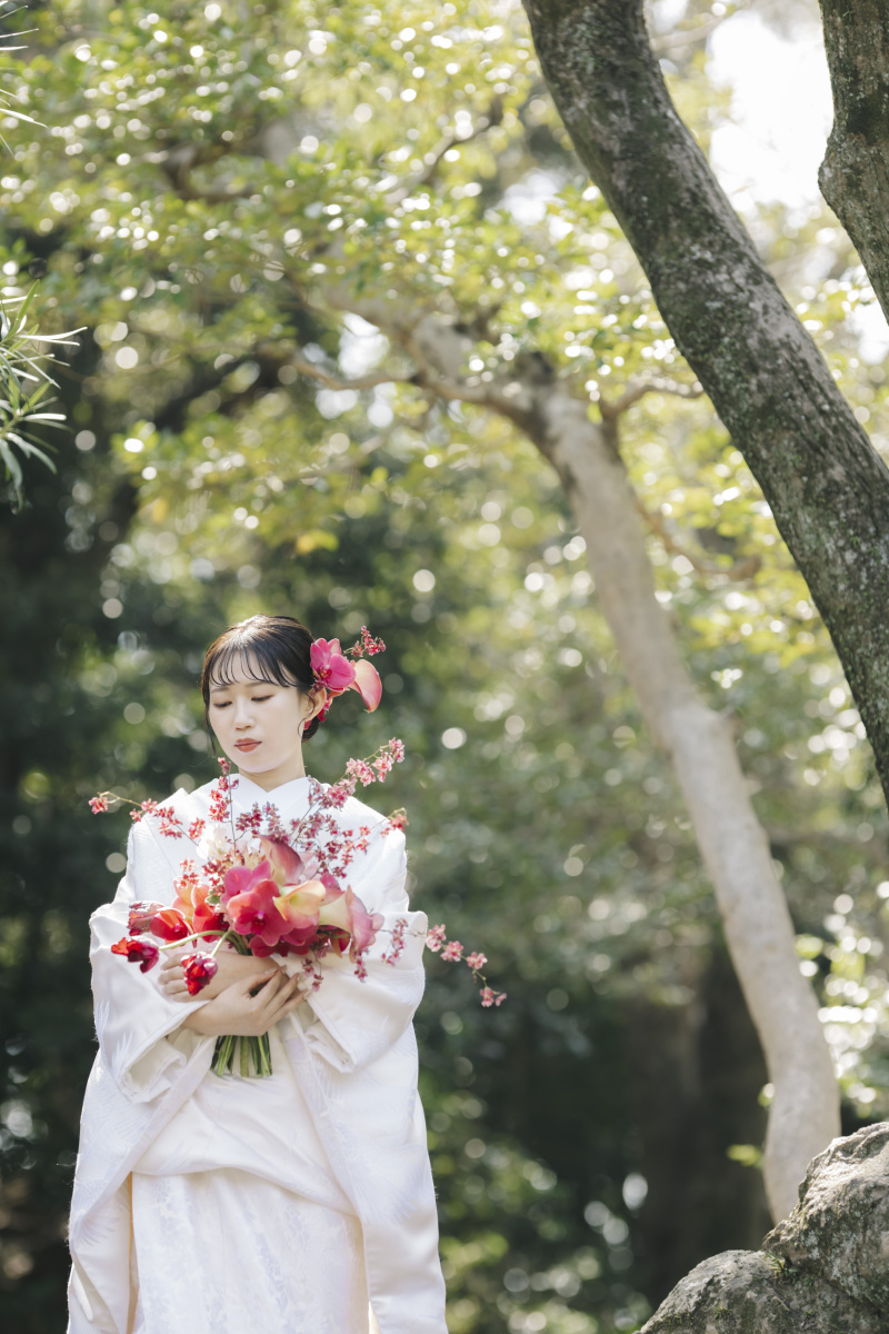 和装姿が際立つ背景で