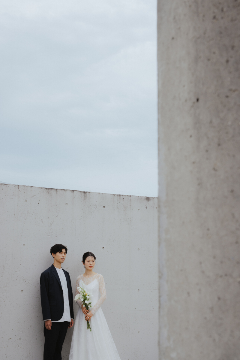 シンプルな背景で引き立つふたりの存在感