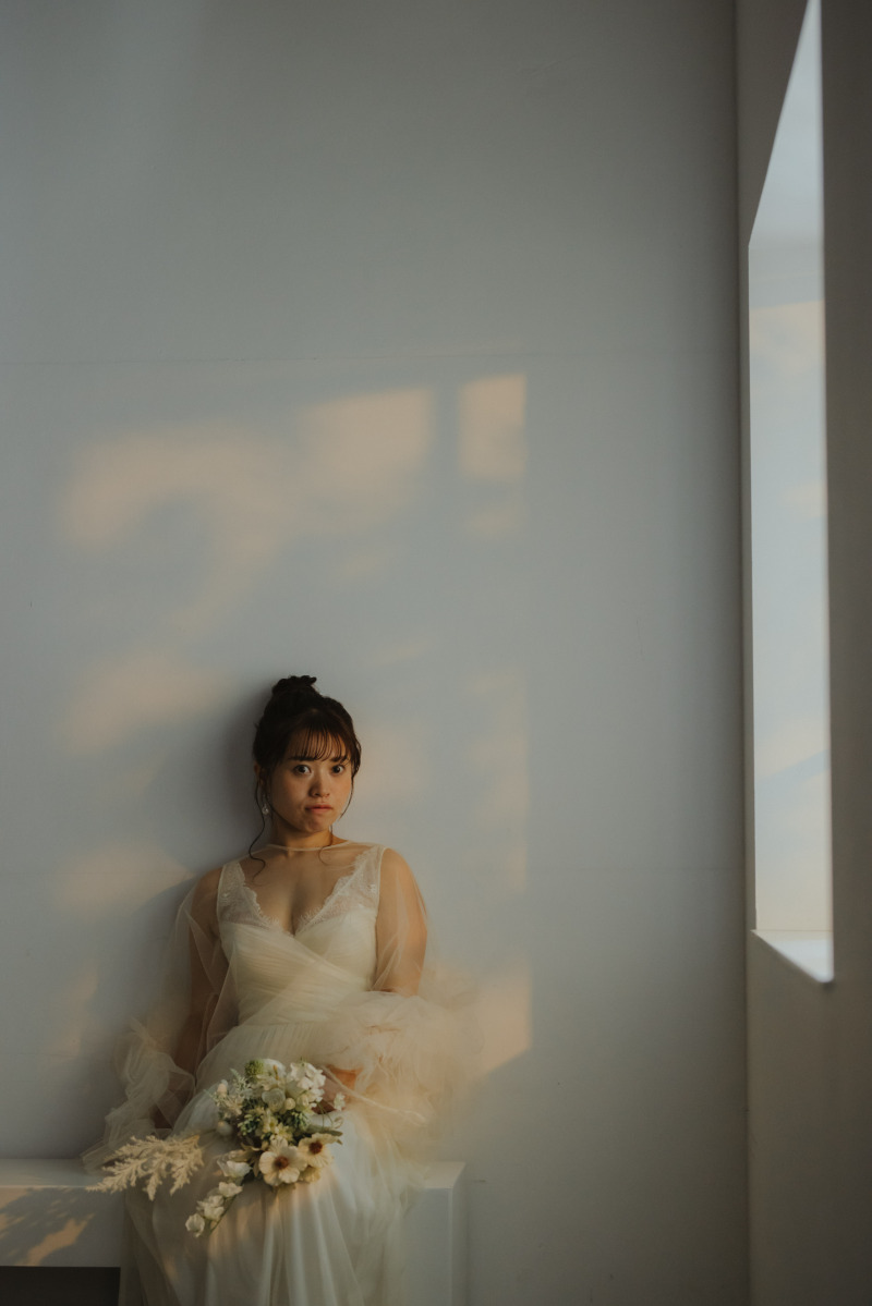 窓辺での花嫁さま