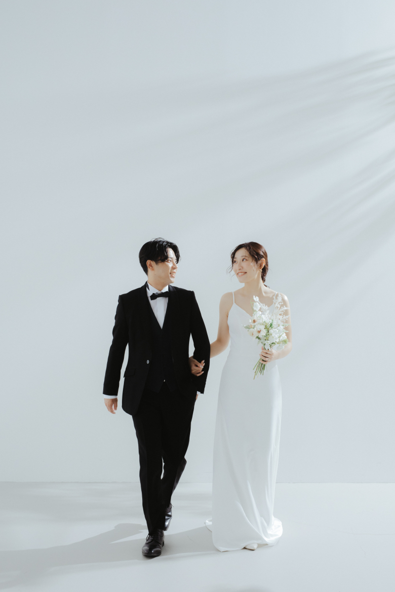 手を取り歩む二人