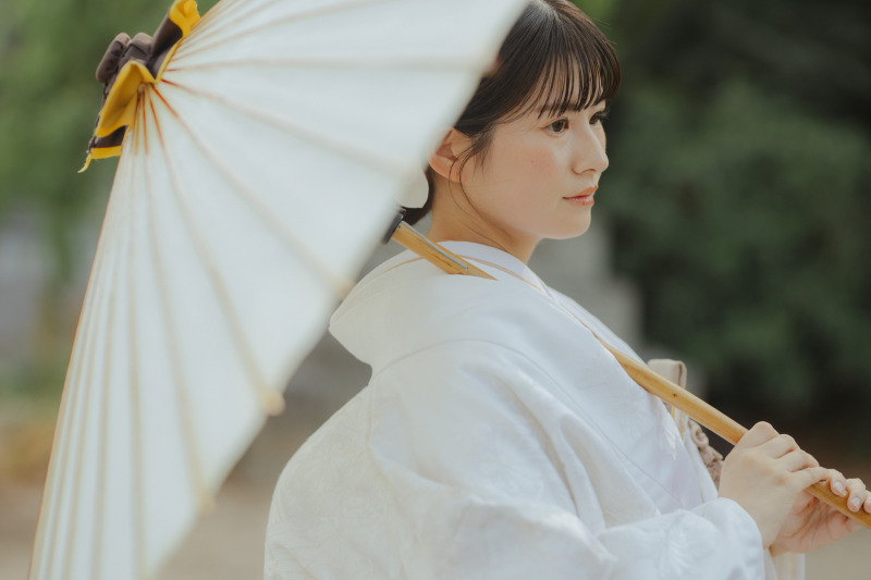 和傘と新婦のふとした横顔