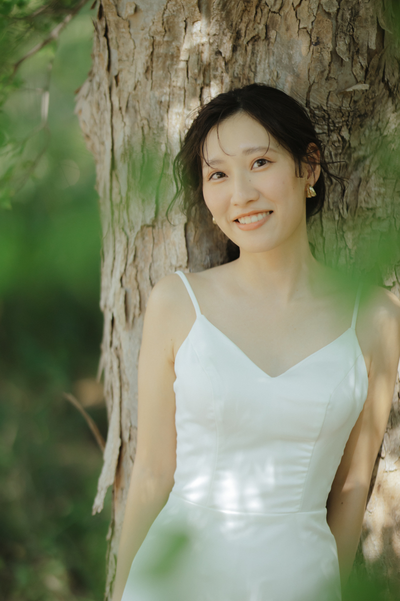 木に寄り添う新婦