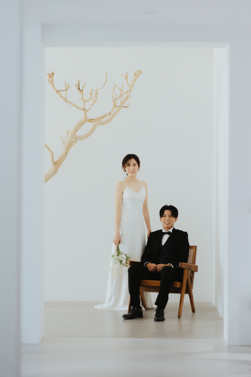 椅子に腰掛けた二人